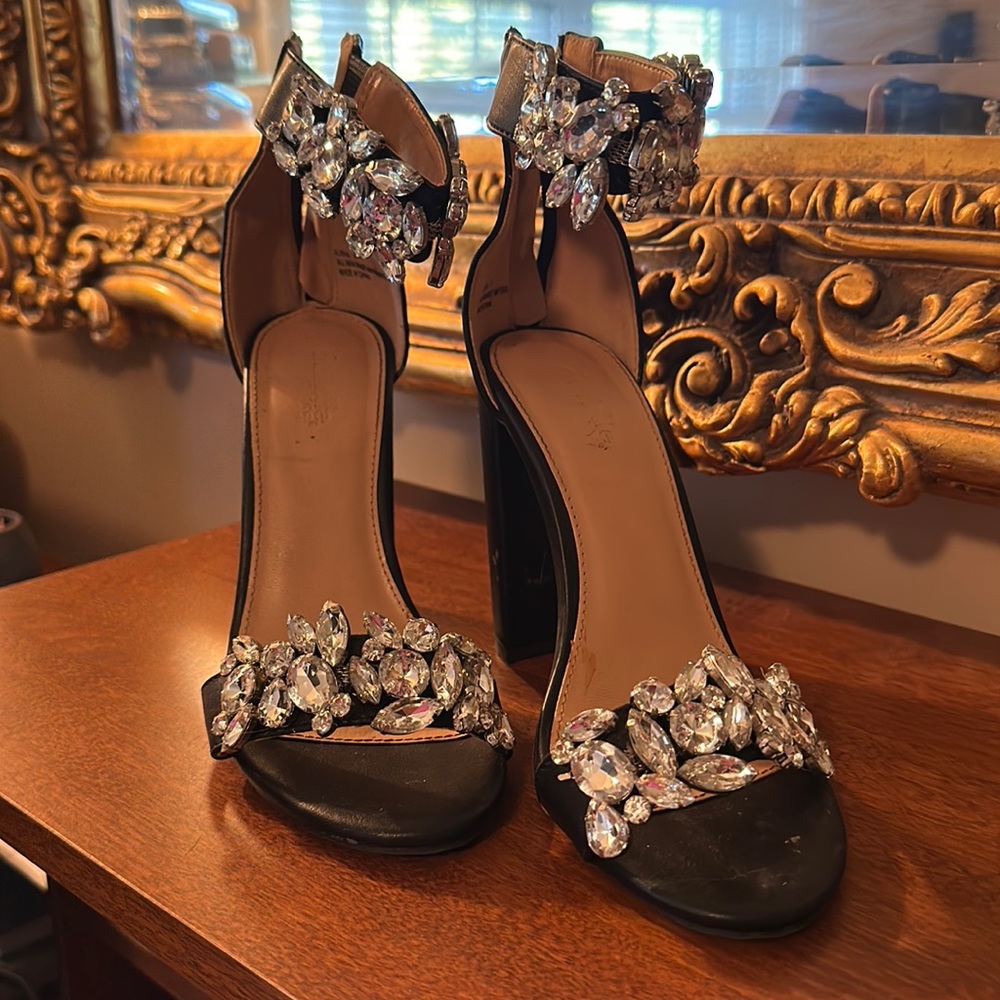 Black pumps